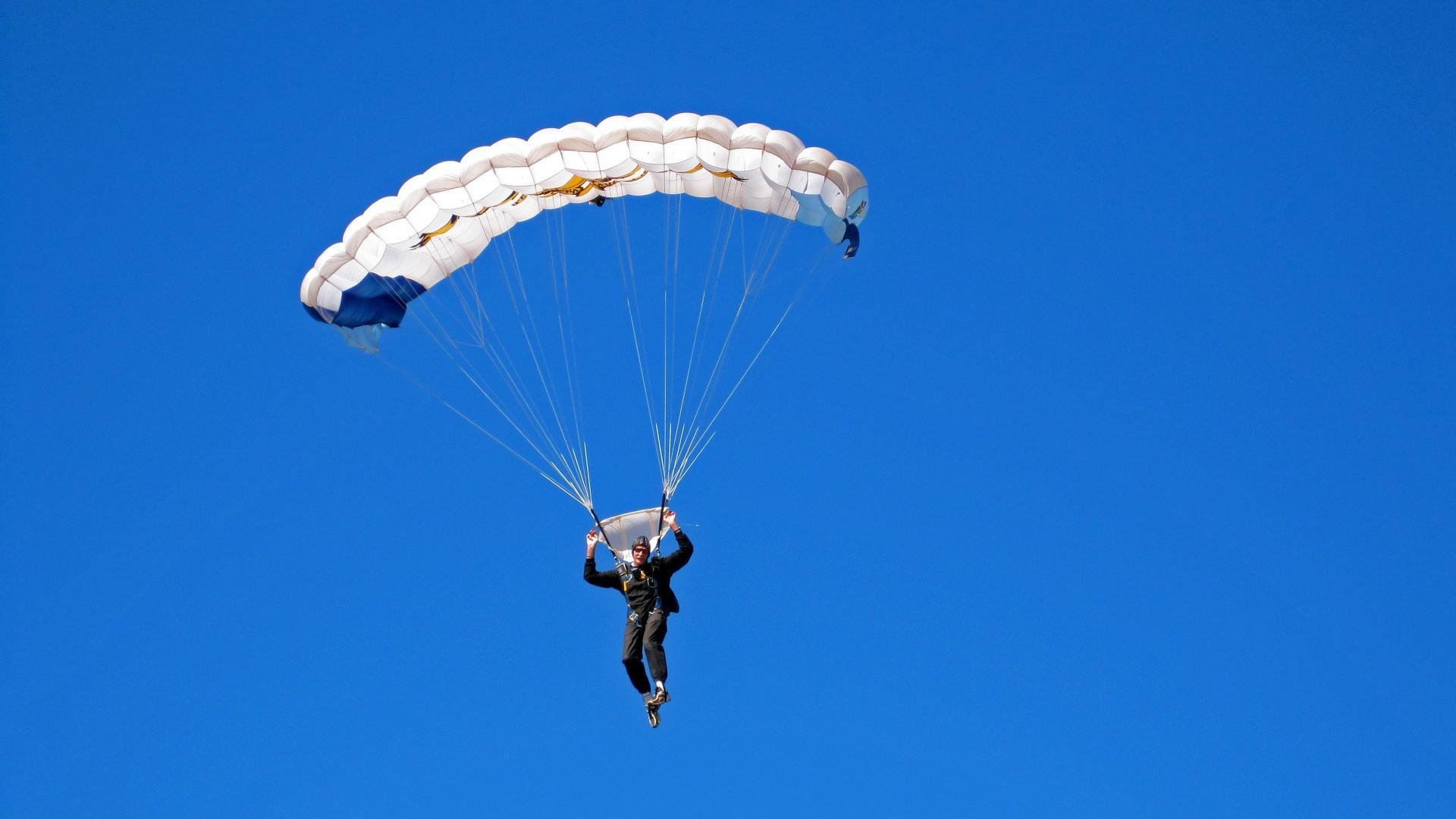 NBA官方账号转播电竞比赛引热议，nba转播商有哪些